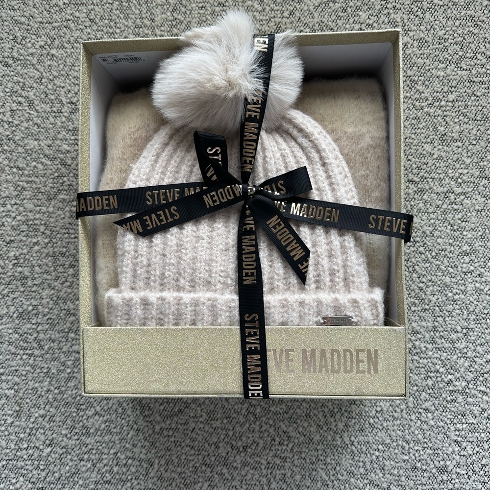 Steve Madden Hat & Scarf gift set